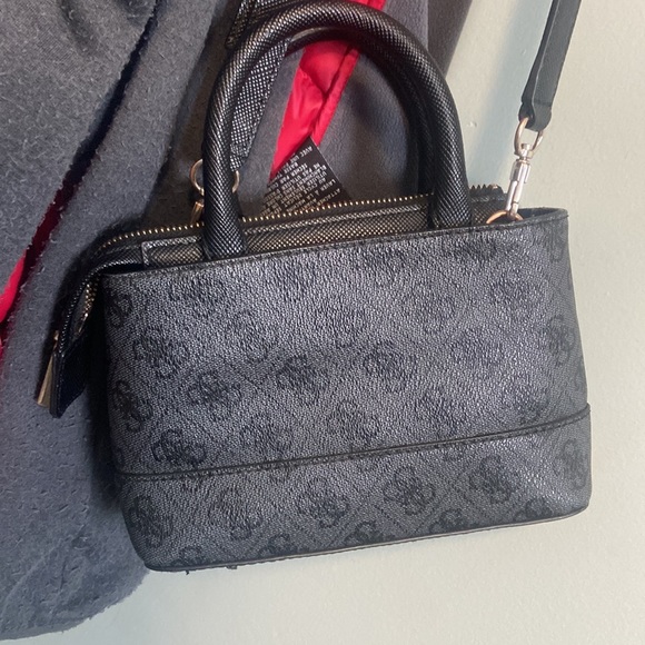 Guess purse - Picture 2 of 2
